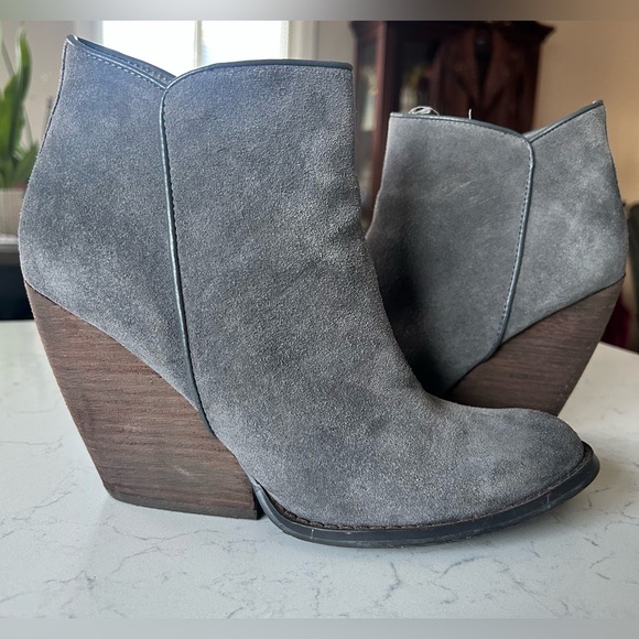 (SZ 9 PLEASE READ) Very Volatile Whitby Charcoal Suede Leather Wedge Booties - Picture 4 of 16